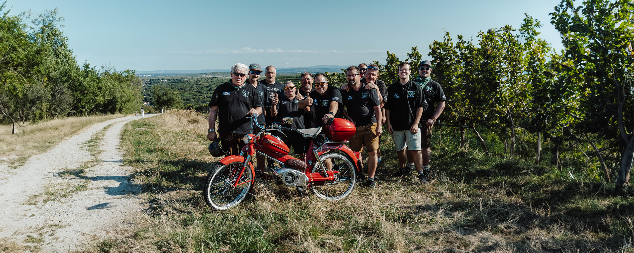 Gruppenfoto in den Weinbergen 2023